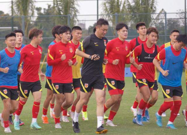 西施解开裙子坐在我腿中间