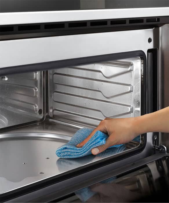 Fisher-Paykel-Oven-OS24NDB1-wiping.jpg