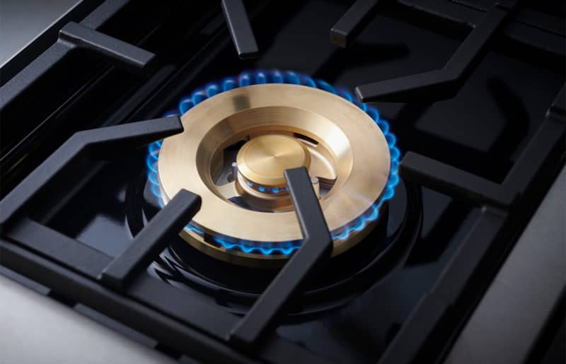 monogram-range-ZDP364NDTSS-burner-flame.jpg